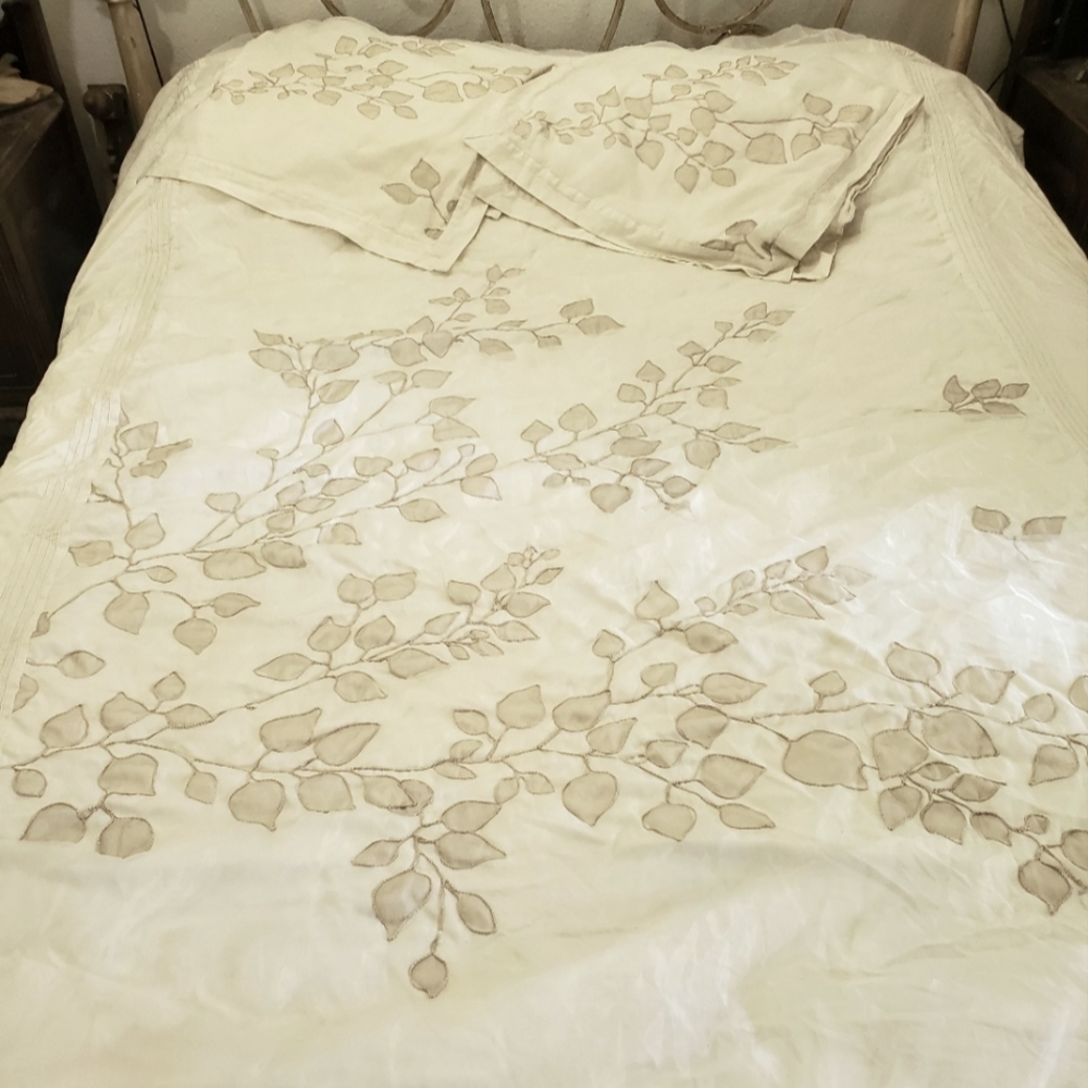 King Size DUVET and 2 Matching Pillow Shams